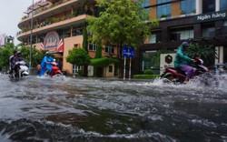 Ảnh-clip: Nhiều tuyến phố ở Thanh Hóa thành sông sau mưa lớn