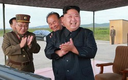 Kim Jong-un vỗ tay xem bắn tên lửa bay xa chưa từng thấy