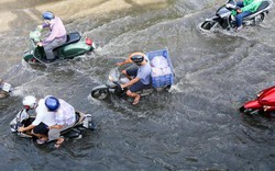 Đường Sài Gòn thành sông, người dân "bơi" trong ngày đầu tuần