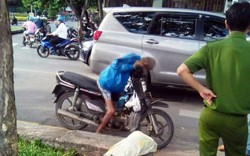 Người đàn ông gục chết trên xe máy ở Sài Gòn