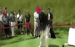 Trump đăng "video chế" tự đánh golf vào lưng Clinton