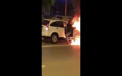 Hi hữu: Gây tai nạn, ô tô kéo lê xe máy rồi bốc cháy dữ dội
