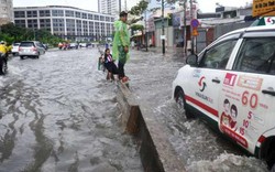 Chưa đầy 15 phút, “quái vật” đã hút sạch nước ngập trên phố Sài Gòn