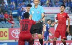 Bị thổi penalty, đội trưởng CLB Hải Phòng quỳ gối xin trọng tài