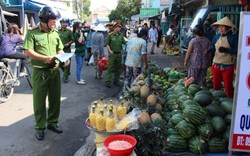 Rút dây nịt đánh công an đang xử lý lấn chiếm vỉa hè ở Sài Gòn