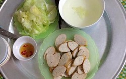 "Đắng lòng" mâm cơm 40.000 đồng chỉ có bắp cải luộc và vài lát chả