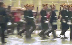 Kinh ngạc cảnh binh sĩ Nga vừa diễu hành vừa "đá bóng"