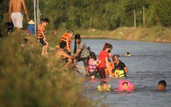 Clip: Mương nước hóa "bể bơi vô cực" miễn phí ở ngoại thành Hà Nội
