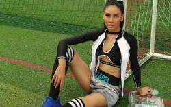Á hậu Nguyễn Thị Loan chụp ảnh sexy trên sân cỏ cổ động mùa World Cup