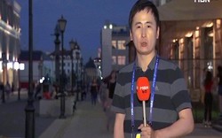 Phản ứng của nam phóng viên khi được 2 cô gái hôn ở World Cup