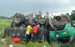 Hà Tĩnh: Xe tải văng xuống ruộng, tài xế thoát chết trong gang tấc