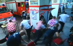 Clip: Lính cứu hỏa Croatia lên đường đúng lúc đội nhà sút penalty