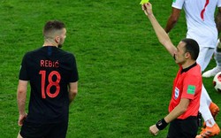 Cầu thủ Croatia nhận 2 thẻ vàng vẫn thi đấu trên sân?