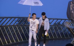 Thanh Hằng dầm mưa tổng duyệt thời trang trên cây cầu Vàng