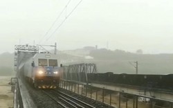 Cận cảnh 2 đoàn tàu hỏa 7.000 tấn cứu cầu đường sắt khỏi lũ cuốn ở Trung Quốc
