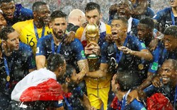 ẢNH ĐẸP: Đội tuyển Pháp đội mưa nâng cúp vàng World Cup 2018