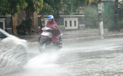 Clip: Sau nắng nóng chảy nhựa, phố Hà Tĩnh lại ngập sâu qua đêm mưa