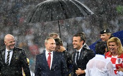 Tổng thống Putin một mình che ô, "bỏ quên" nữ Tổng thống Croatia