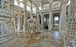 Ngôi đền cổ được chạm khắc cực cầu kỳ khiến du khách kinh ngạc