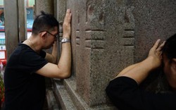 Du khách úp mặt vào đá cầu nguyện trong ngôi đền Ấn Độ ở Sài Gòn