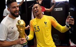 Tuyển thủ Pháp tranh thủ selfie với cúp vàng World Cup bằng smartphone gì?