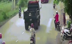 Clip: Kinh hoàng xe container “điên” tông người văng tứ tung