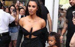 Kiểu áo buộc hững hờ che vòng 1 nảy nở của Kim Kardashian "hút mắt" fan