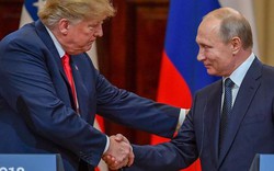 Cái nháy mắt kỳ lạ của ông Trump khi gặp ông Putin