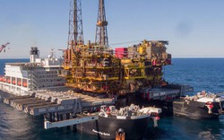 Cận cảnh siêu tàu nặng một triệu tấn có thể ôm trọn cả giàn khoan dầu
