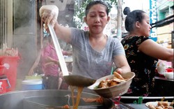 Ghé quán vỉa hè Sài Gòn bán gần 1.000 tô bánh canh cua mỗi ngày