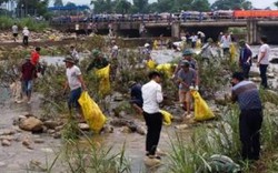 Quảng Ninh: Dọn vệ sinh môi trường trên sông biên giới Việt – Trung
