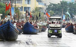 Ảnh, clip: Ngư dân Thanh Hóa kéo thuyền bè lên phố tránh bão số 3