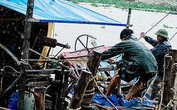 Ảnh: Dân Nghệ An đội mưa chạy đua với bão số 3 đổ bộ để cứu tài sản