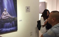 Rất đông khán giả đến xem triển lãm ảnh nude đầu tiên ở Hà Nội