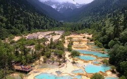 Thung lũng "cổ tích" với hàng trăm hồ nước sắc màu ở Trung Quốc