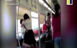 Đang ngồi trên tàu điện ngầm, bị người phụ nữ nhảy lên cắn cổ