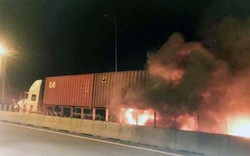 Ôtô bốc cháy khi tông xe container trên cao tốc, 2 người chết