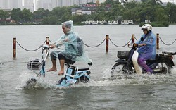 Ảnh: Mưa lớn kéo dài, nhiều tuyến đường tại Hà Nội thành "sông"