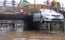 Ảnh: Đường Hà Nội chìm trong nước, hàng loạt ô tô chờ "giải cứu"