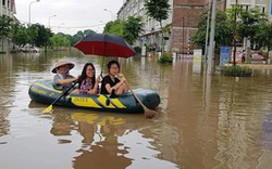 Ảnh: Bi hài bơi xuồng trên đường ngập trong khu đô thị ở Hà Nội