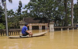 Ảnh: Nhiều vùng ngoại thành Hà Nội cô lập, dân chèo thuyền tiếp tế