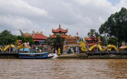 Thăm quan ngôi chùa nằm giữa sông ở Sài Gòn