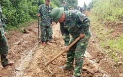 Bộ đội Biên phòng Sơn La giúp dân khắc phục hậu quả mưa lũ
