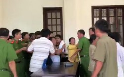 Clip: Kiểm sát viên và phóng viên bị hành hung ngay tại tòa