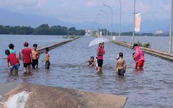 Ngập lụt ở HN: Người bỏ nhà đi sơ tán, người bám thuyền sống chung với lũ