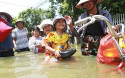 Cảnh khó tin ở Hà Nội: Tạnh mưa 3 ngày, nước vẫn ngập ngang người