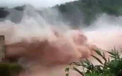 Cận cảnh đập thủy điện tại Lào vỡ, nước ồ ạt khiến nhiều người chết và mất tích