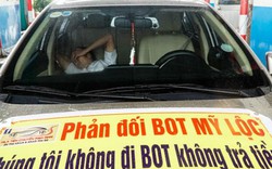 Clip: Phản đối BOT Mỹ Lộc, tài xế "vô tình" hỏng xe giữa trạm