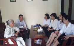 Agribank miền Trung thăm và tặng quà mẹ VNAH và gia đình chính sách