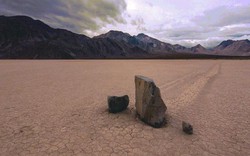 Khám phá bí ẩn những "hòn đá ma thuật" ở thung lũng chết